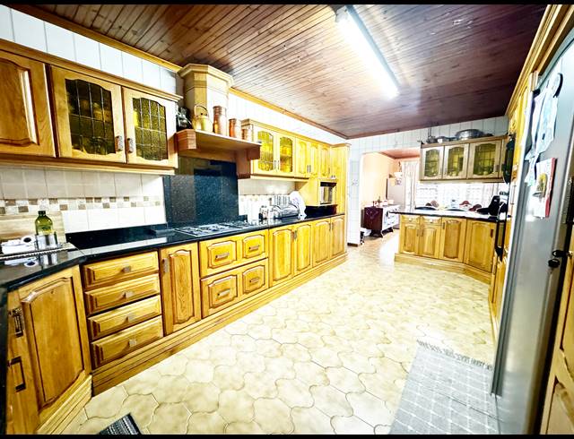 7 BEDROOM HOUSE FOR SALE IN UMHLATUZANA